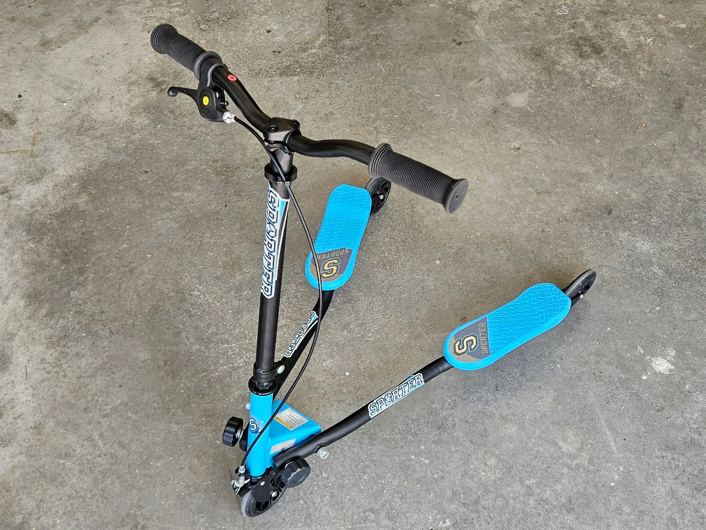 Sporter 3-Wheel Swing Wiggle Scooter w/light up wheels