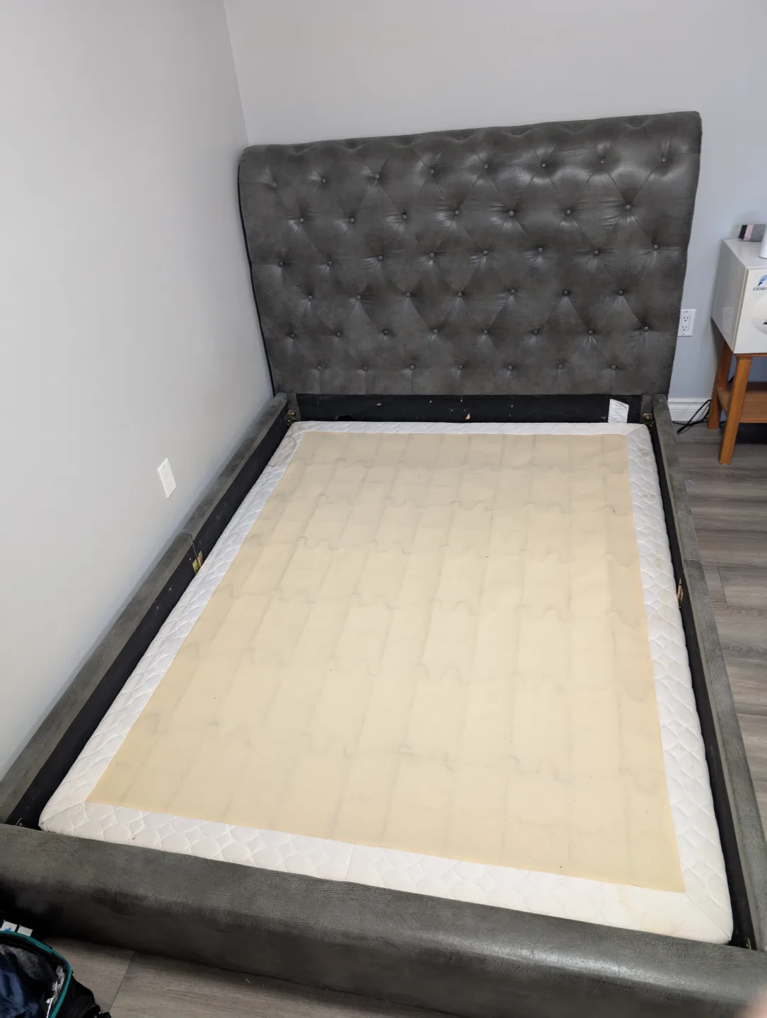 Queen bed frame and box spring 6" Free thumbnail