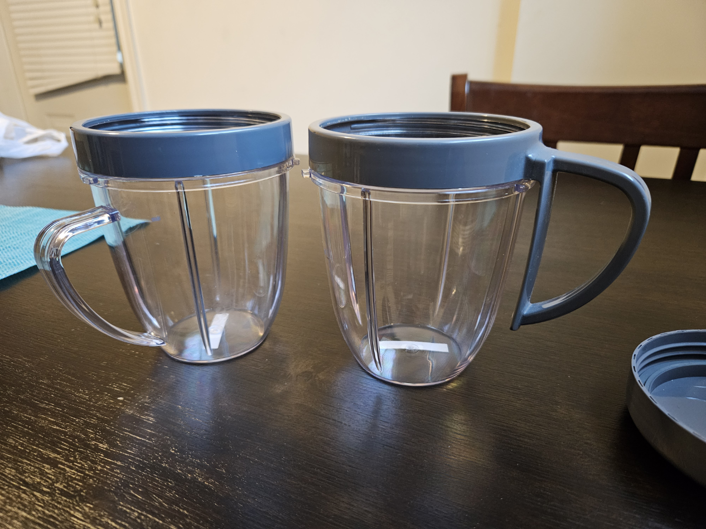 Two NutriBullet 600 watt Cups with Lids and Blades 🧡 - photo 2