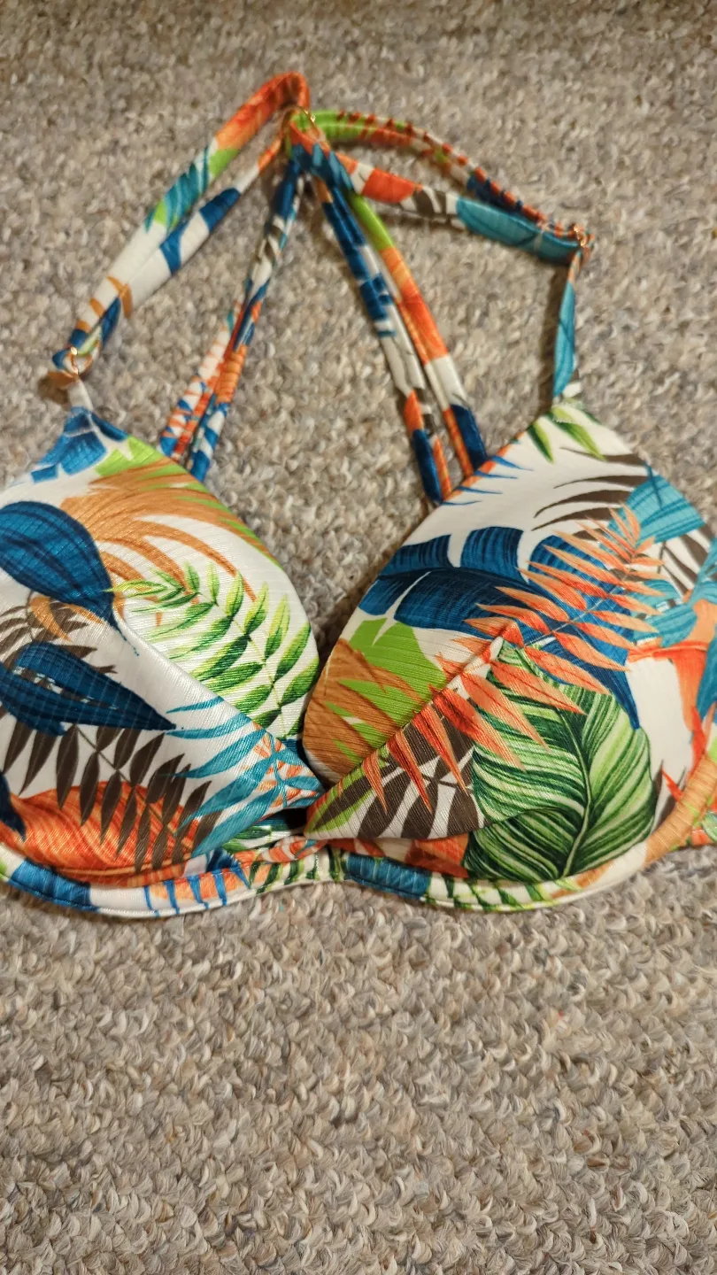 New La Vie en Rose Bikini Top - XS and a lace nightgown image indicator(3)