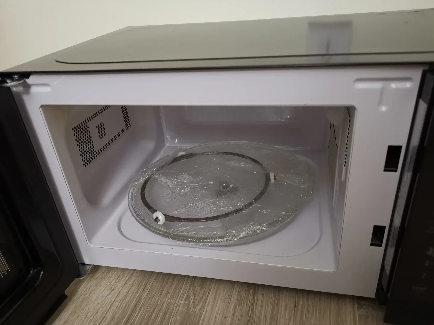 Comfee' 0.7 cu. ft. Microwave - Black image indicator(2)