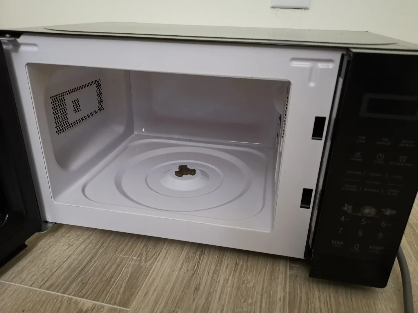 Comfee' 0.7 cu. ft. Microwave - Black image indicator(3)