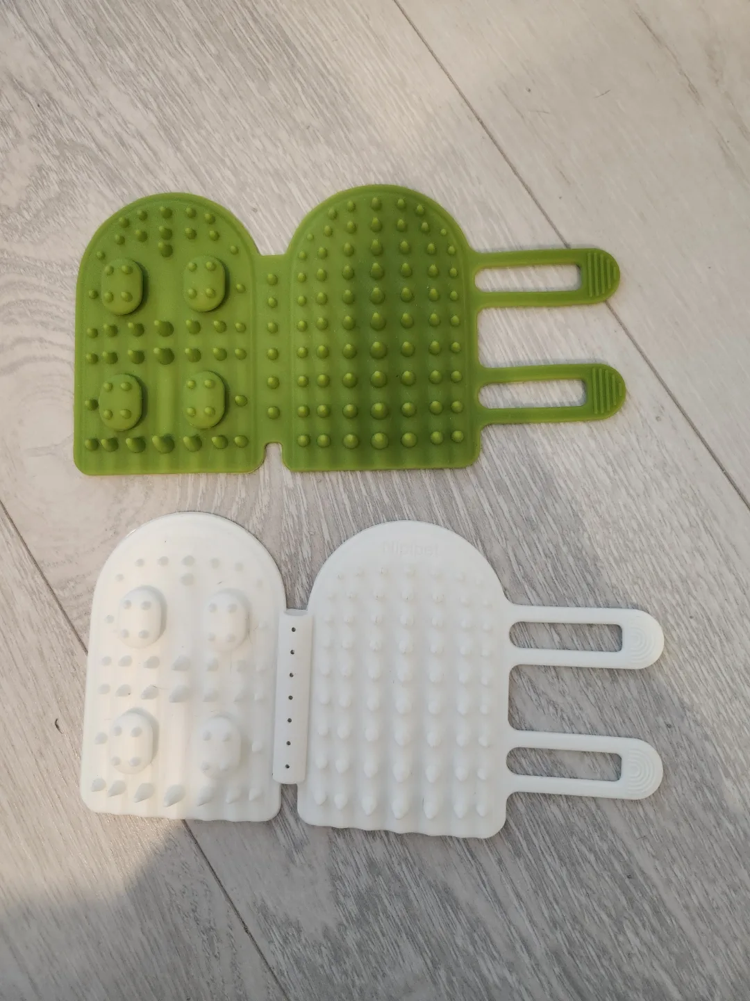 Two Pack Pet Self Groomer Brush image indicator(2)