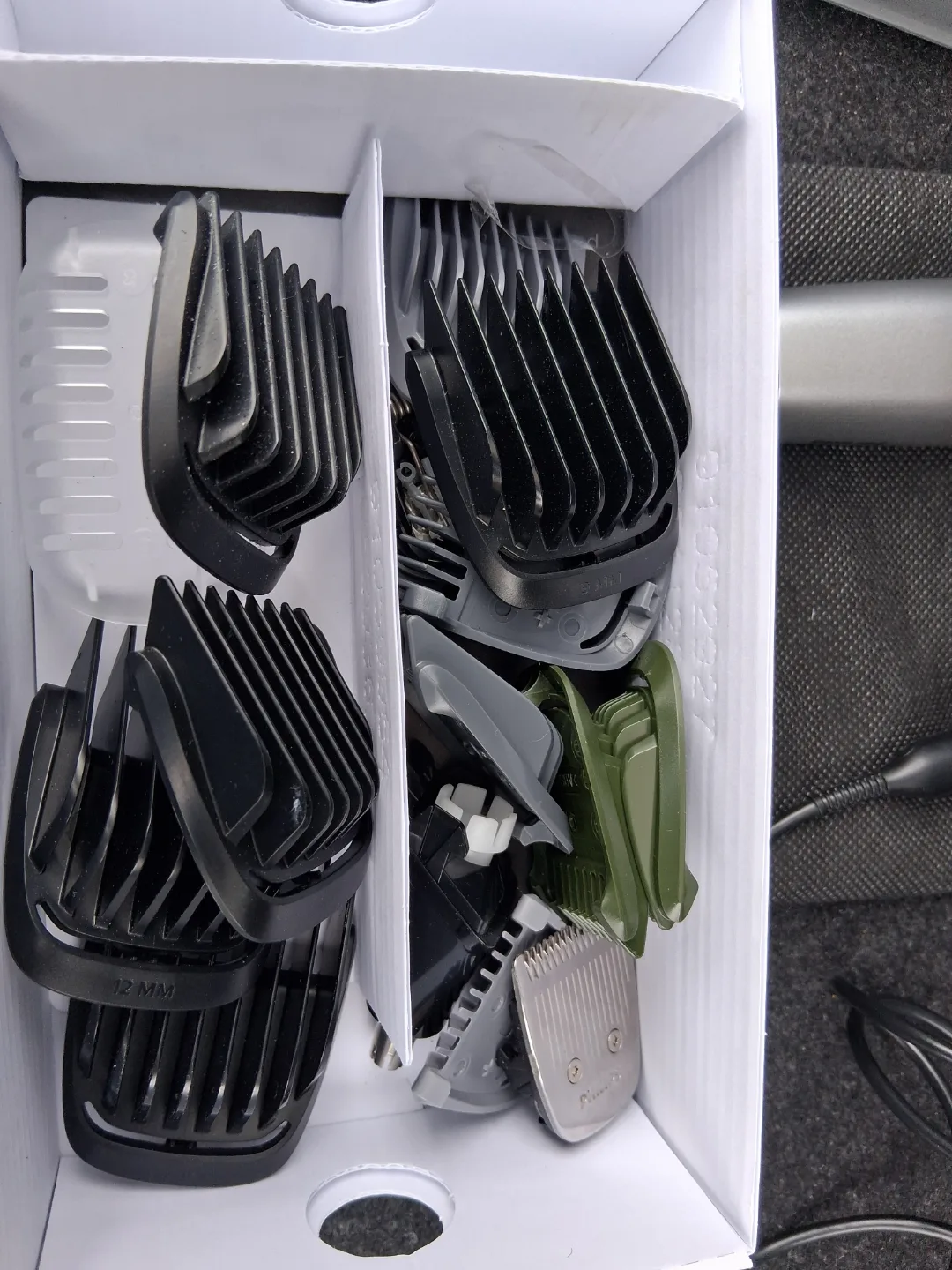 Braun Series 3 300s Electric Shaver AND Razor with Accessories image indicator(4)