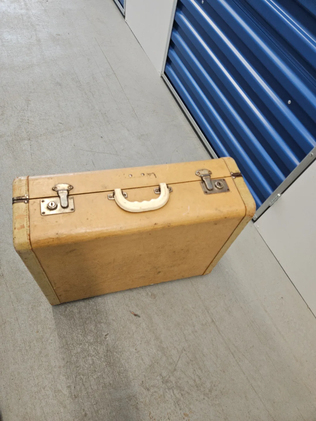 Vintage Suitcases - Set of Two 🏒 image indicator(2)