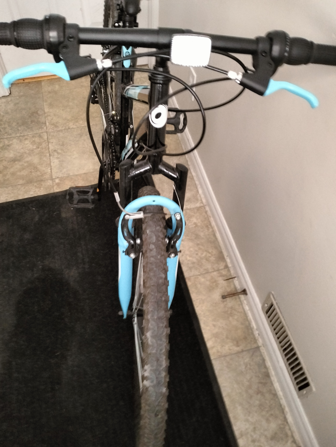 Avigo Mountain Bike - 15 Speed - photo 5