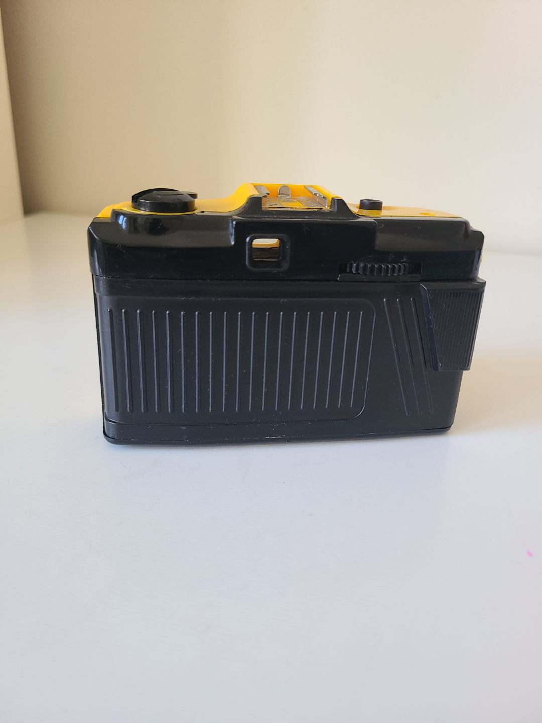 Ultronic Yellow Plastic 35mm Focus Free Camera - photo 4