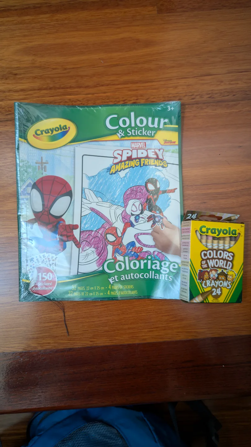 Marvel colouring book set + Crayons thumbnail