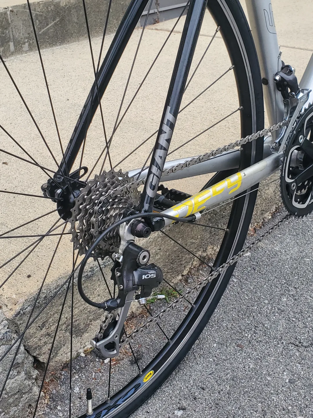 Refurbished 2009 Giant Defy 1 Road Bike image indicator(5)