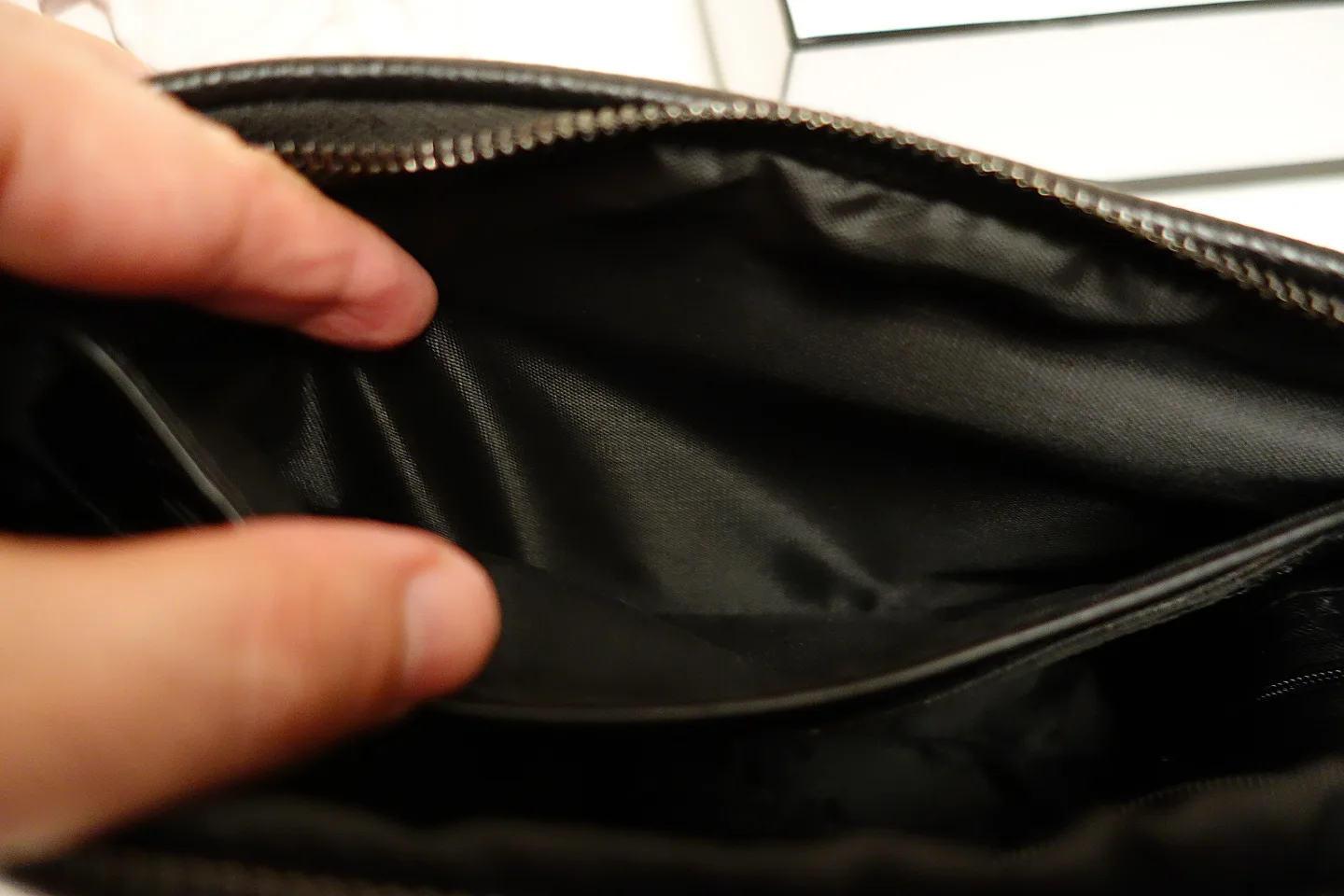 NEW Fipilock Biometric Fingerprint Locking Leather Clutch Case image indicator(8)