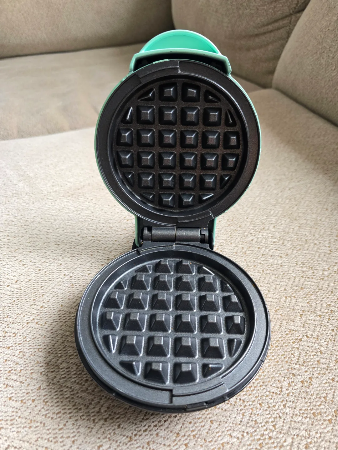 Dash Mini Waffle Maker - Aqua Colour image indicator(4)
