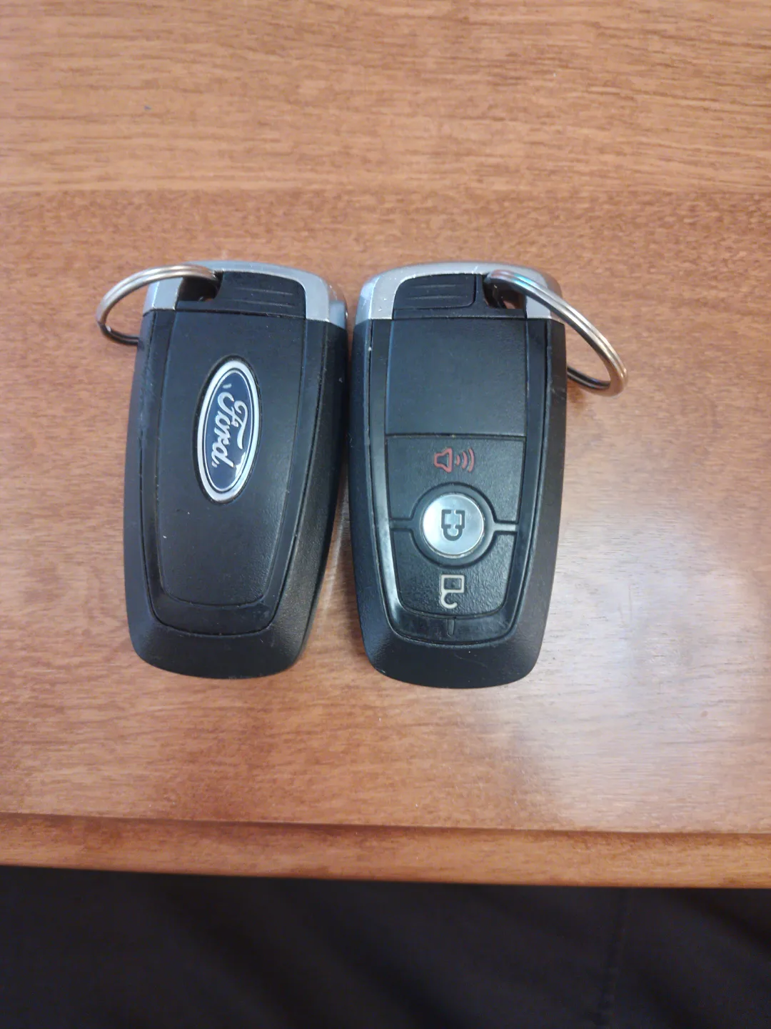 Pair of Ford Car Keys image indicator(3)