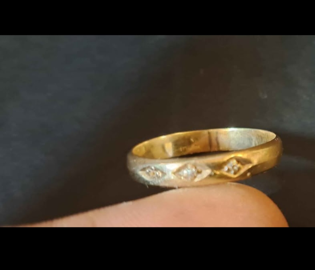 Vintage 10k Gold Ring, 3 Mini Diamonds - photo 5