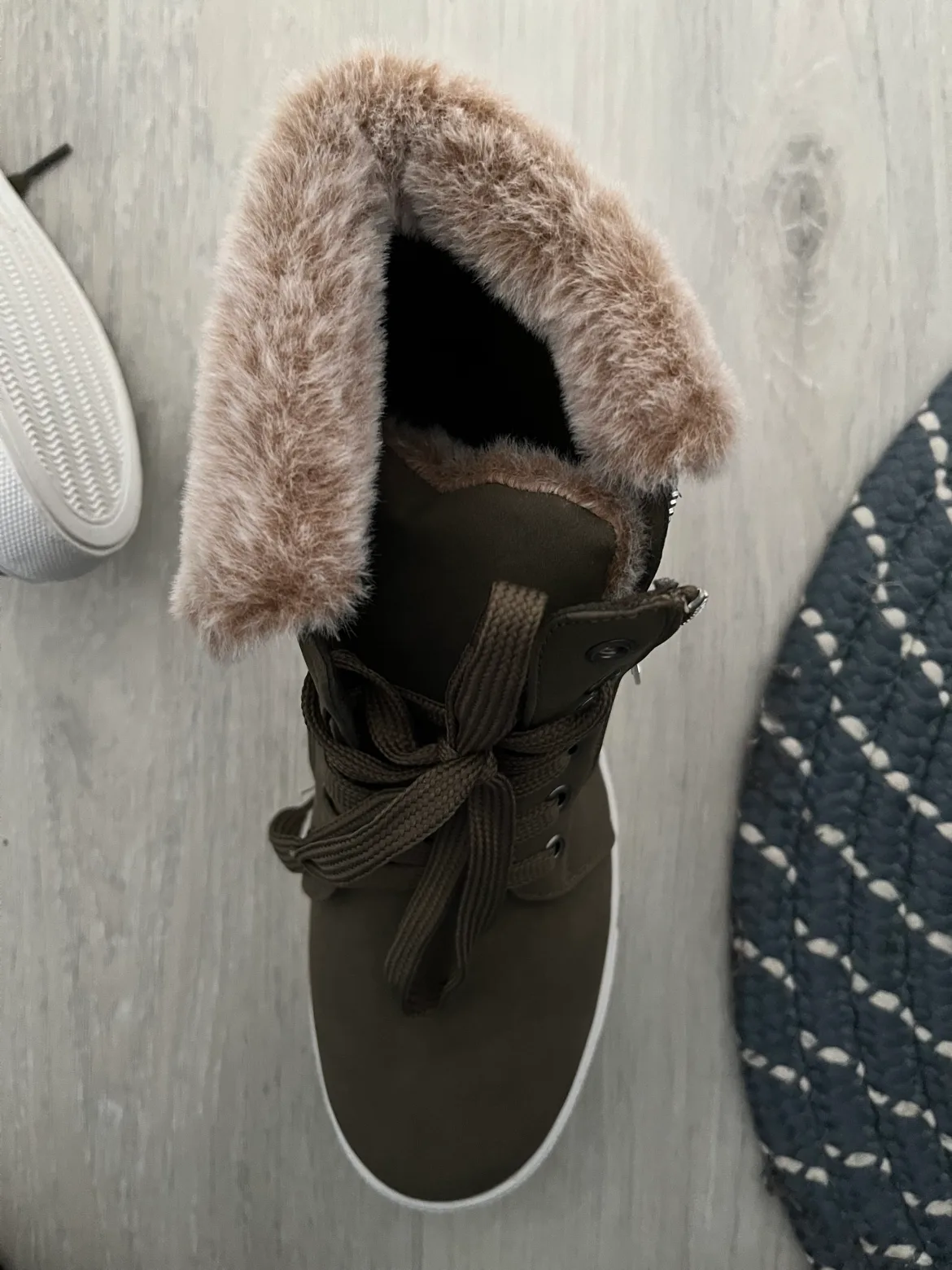 Women's olive green high-top sneakers with faux fur image indicator(3)