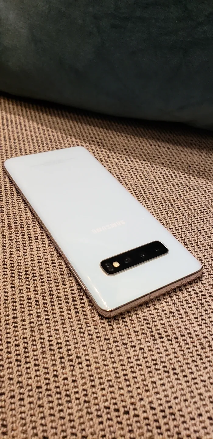 Samsung Galaxy S10 White Smartphone thumbnail