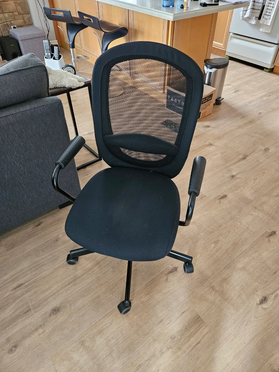 Black Mesh Office Chair with Armrests thumbnail