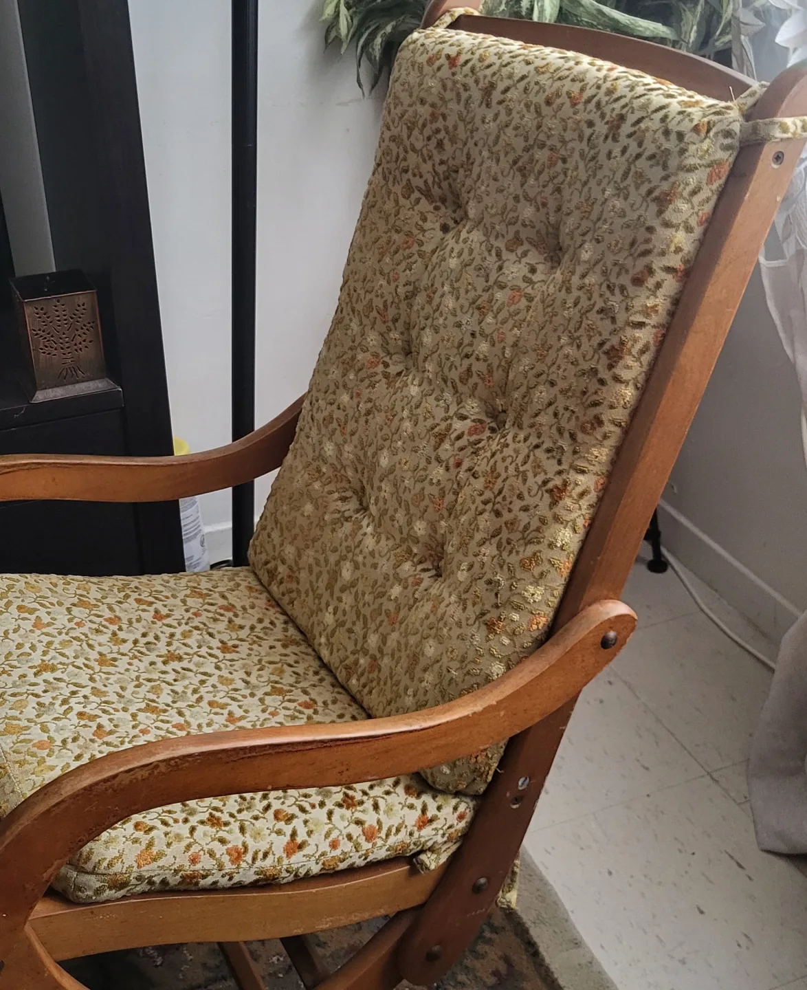 Vintage Wooden Rocking Chair image indicator(4)