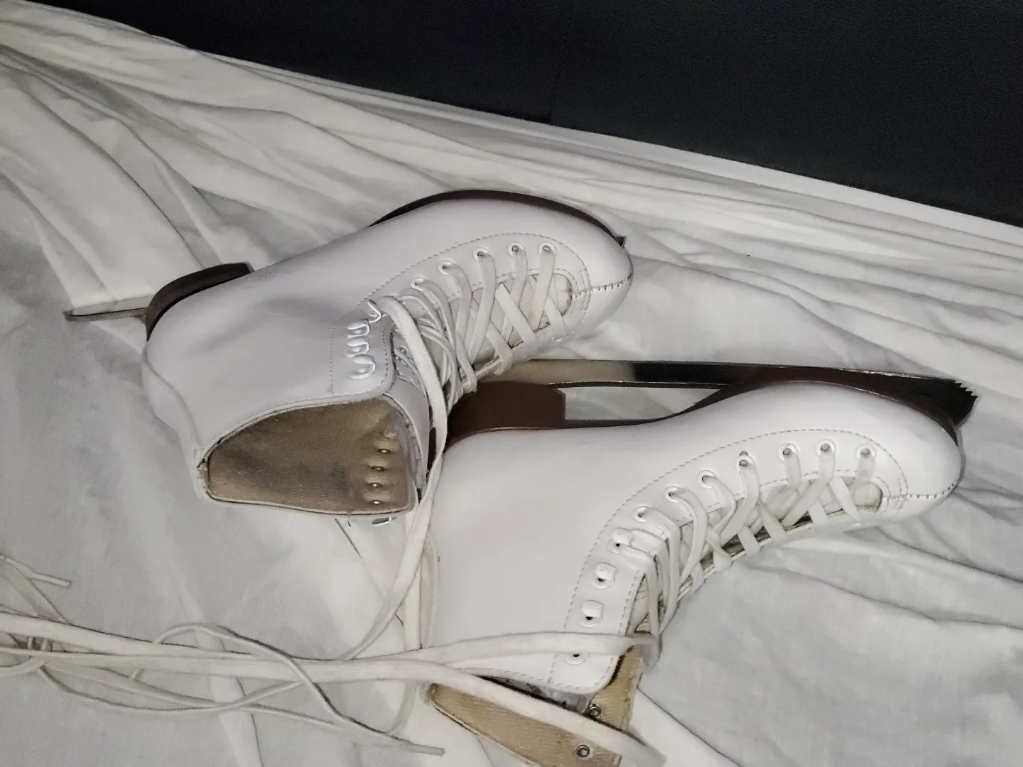 Figure Skates - Size 5 image indicator(2)