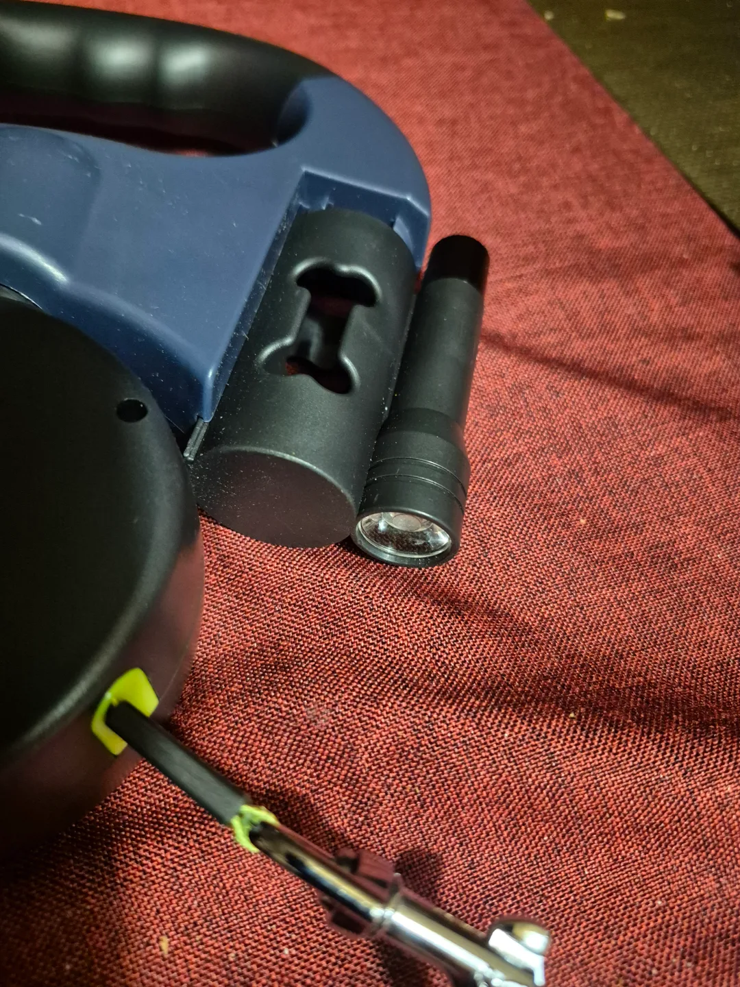 Double Retractable Dog Leash with Built-in LED Flashlight image indicator(3)