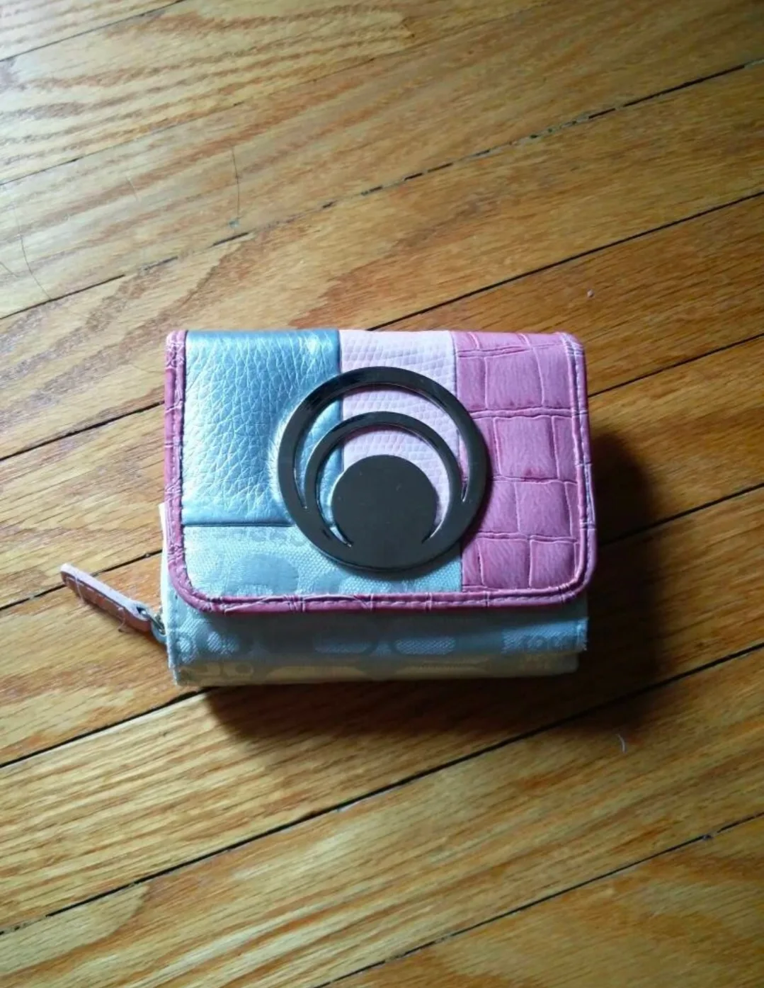 Brand new Pink Tri-Fold Wallet 🏒 image indicator(2)