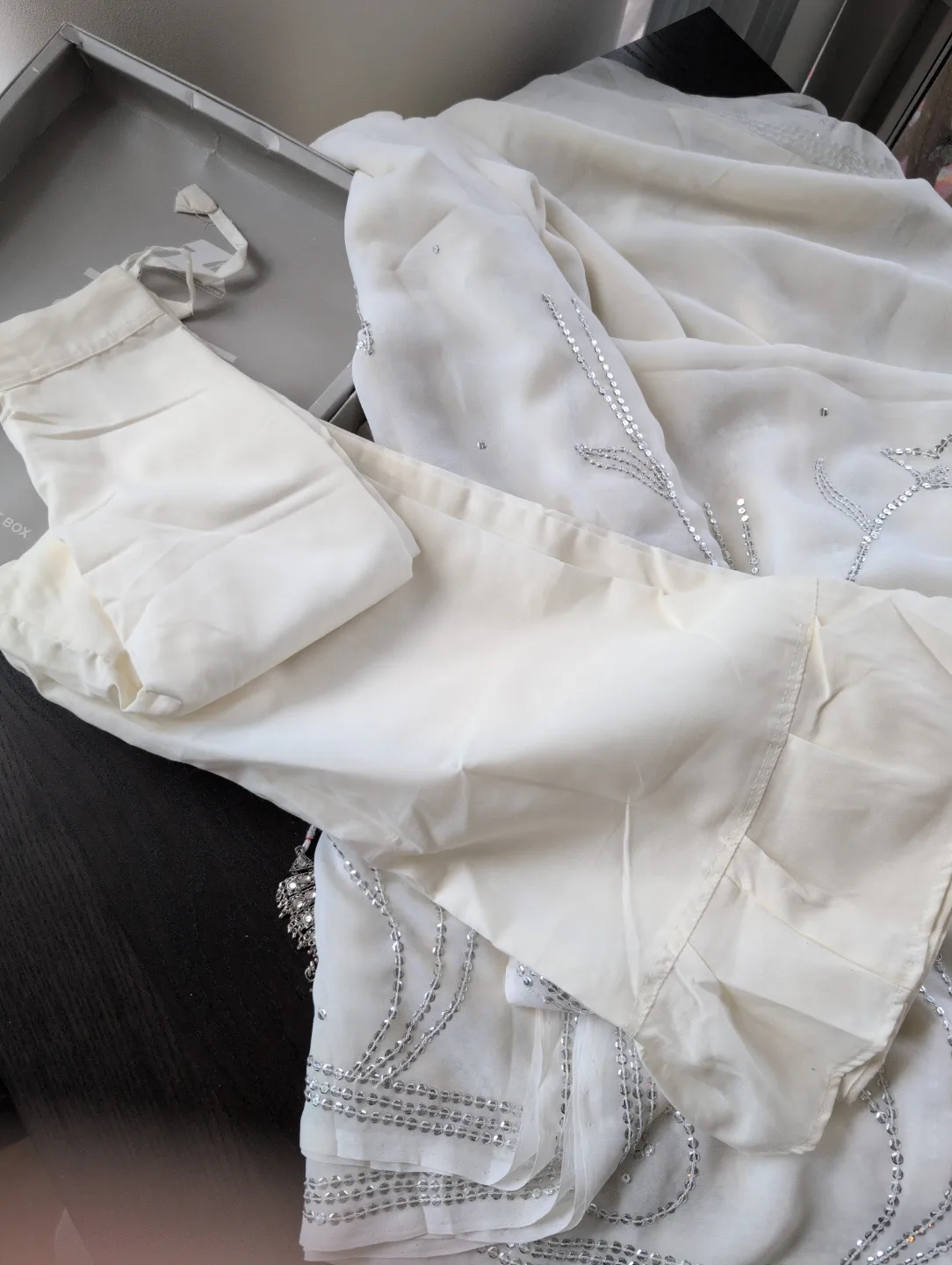 Gorgeous Off-White Beaded Saree with Jewellery Set image indicator(4)