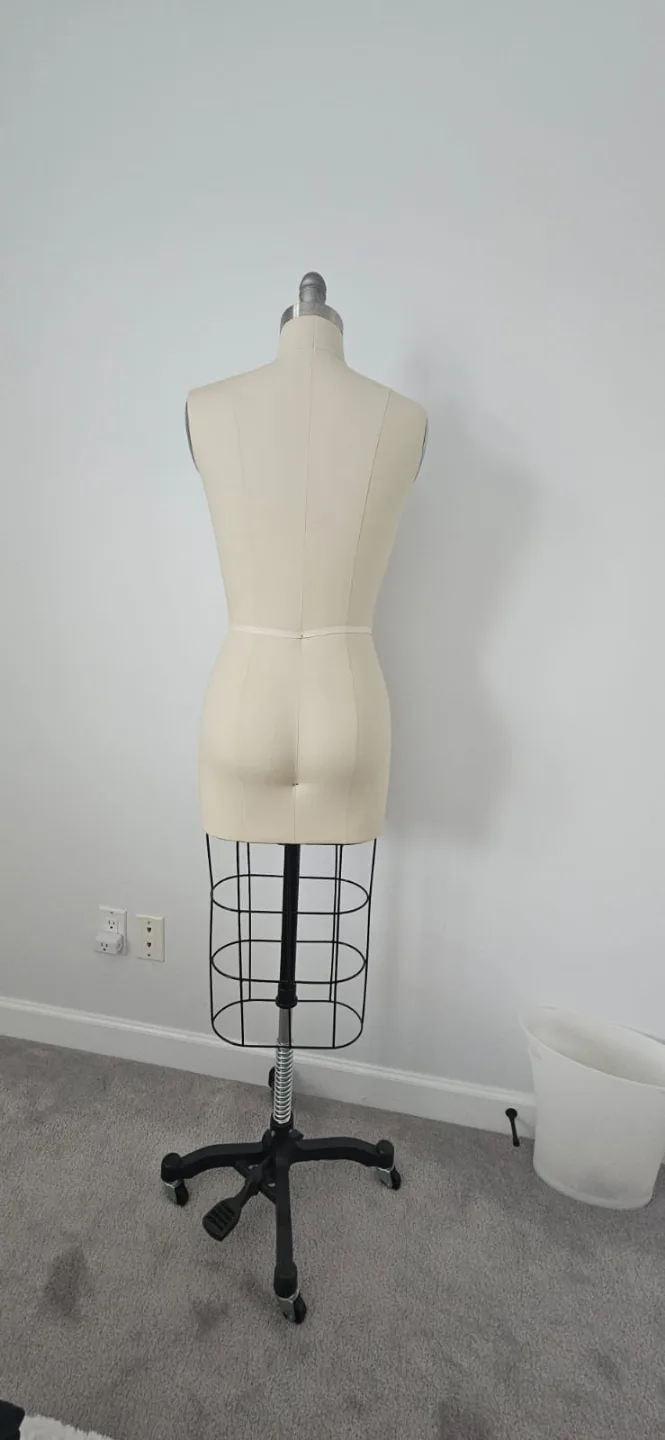 Industry Grade Sewing Mannequin Female - Size 8 image indicator(3)