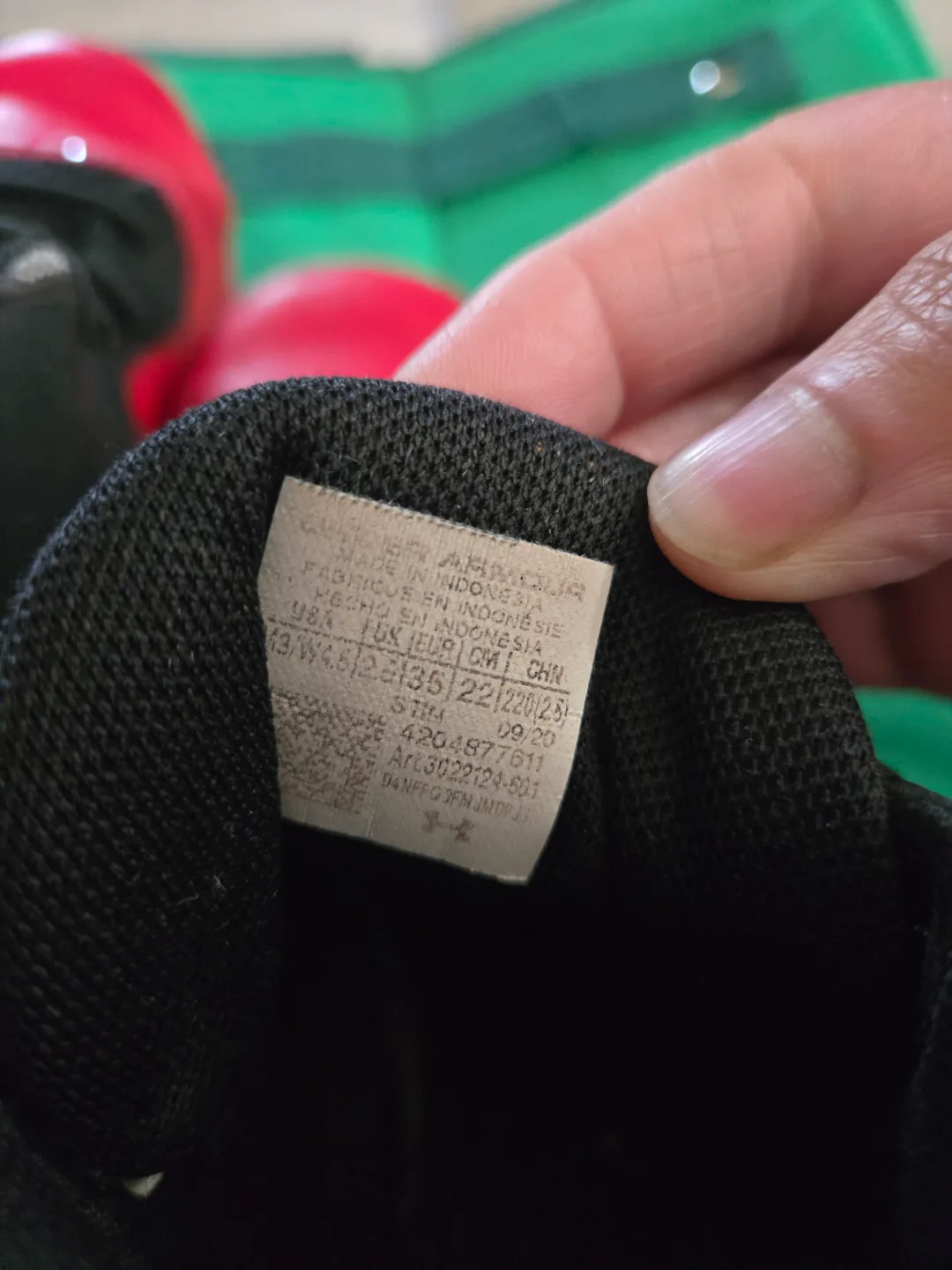 Under Armour Boys' Basketball Shoes Size 13.5 image indicator(3)