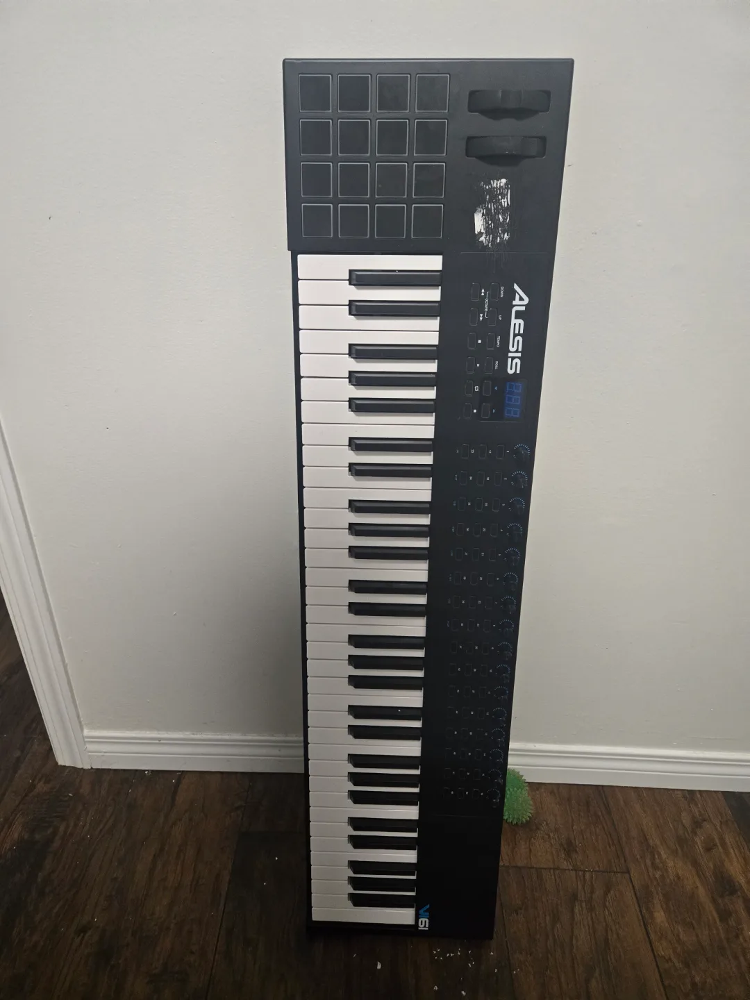 Alesis V61 MIDI Keyboard Controller thumbnail