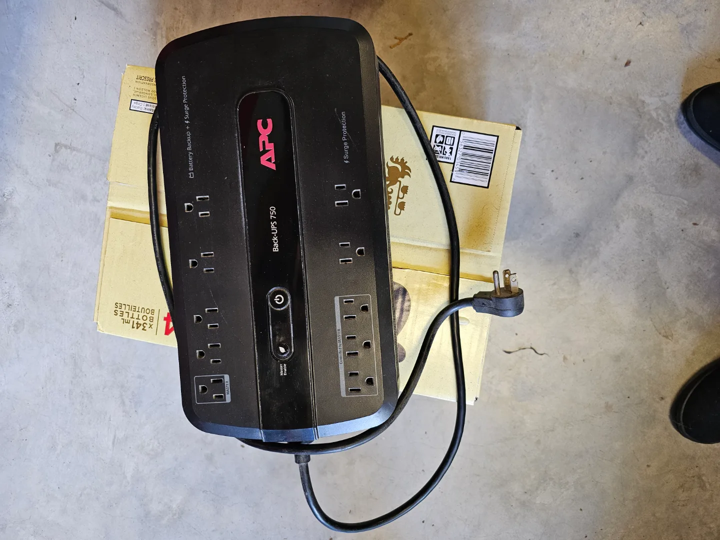 APC Back-UPS 750 Battery Backup & Surge Protector image indicator(2)