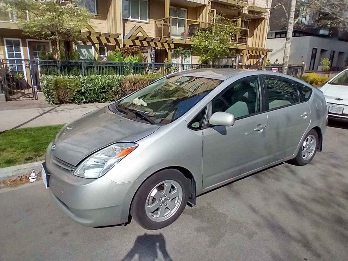 2005 Toyota Prius ( Hybrid electric)- CLEAN TITLE - photo 2