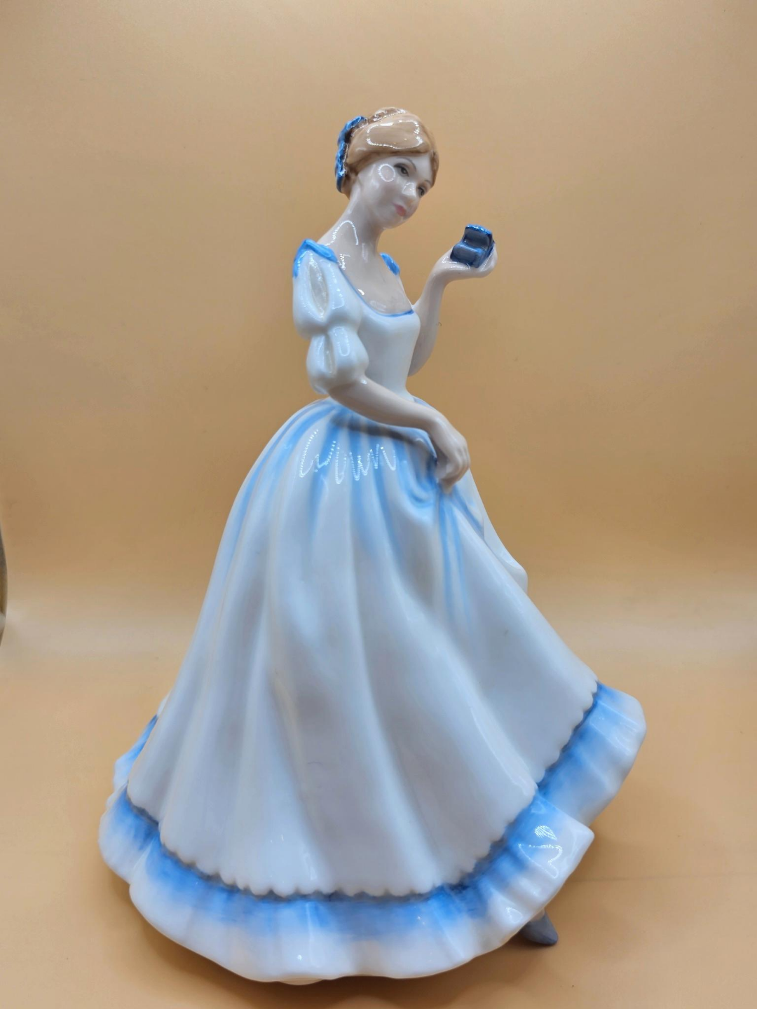 Royal Doulton Figurine Paula HN3234 - photo 2