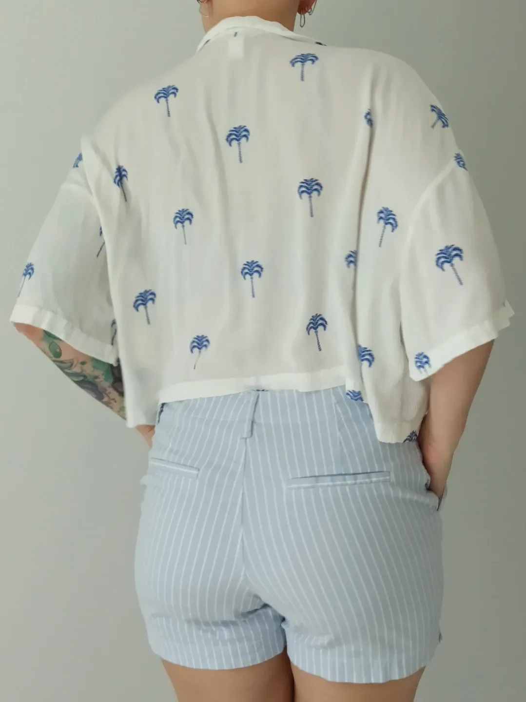 H&M White Palm Tree Print Button-Up Shirt - Size XL image indicator(2)