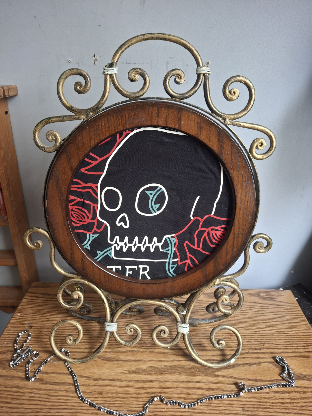 Ornate Metal Framed Skull & Roses Decor - photo 2
