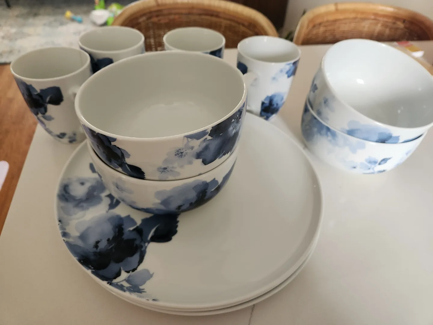 Blue Floral Dinnerware Set image indicator(3)