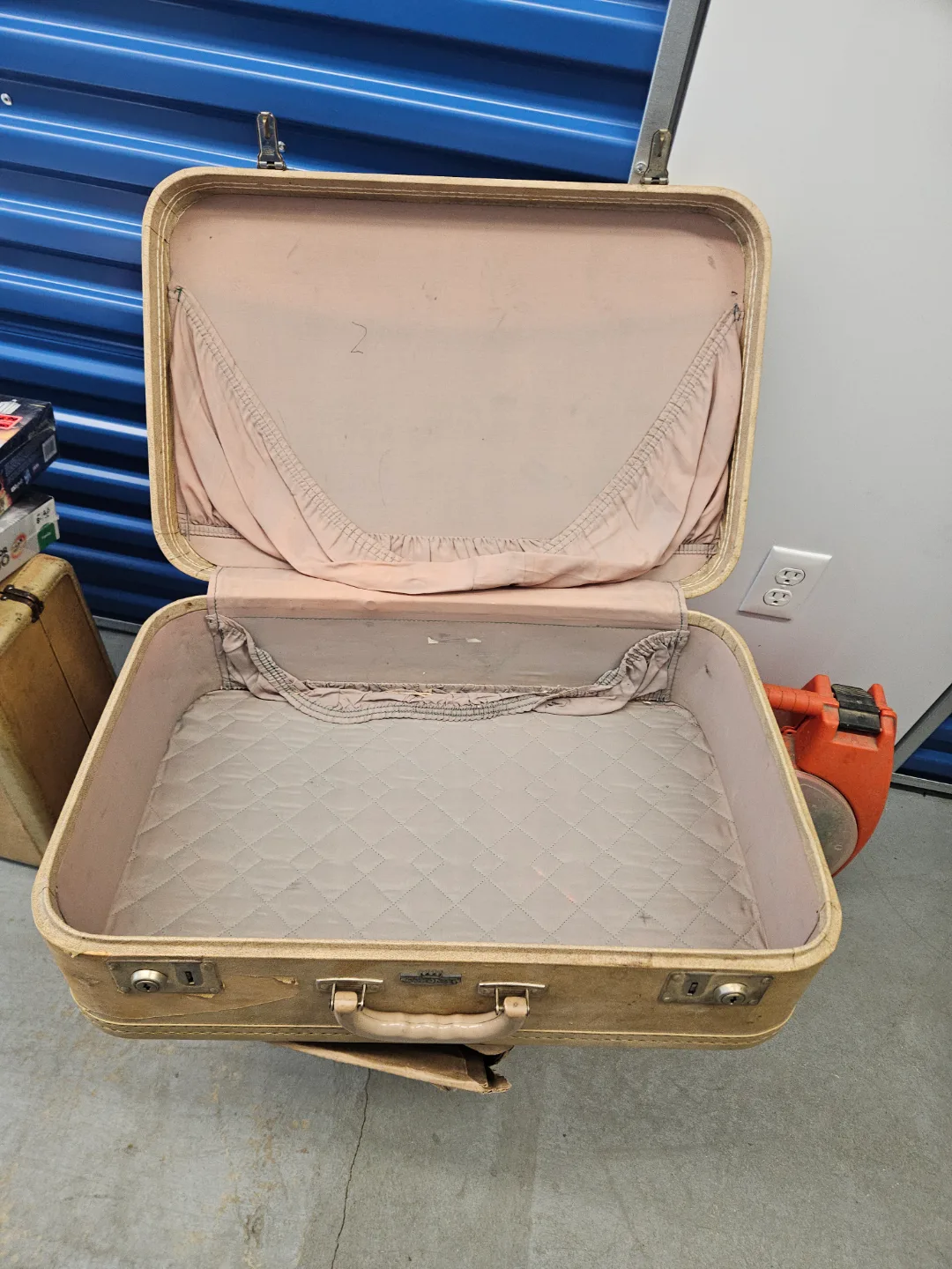 Vintage Suitcases - Set of Two 🏒 image indicator(3)