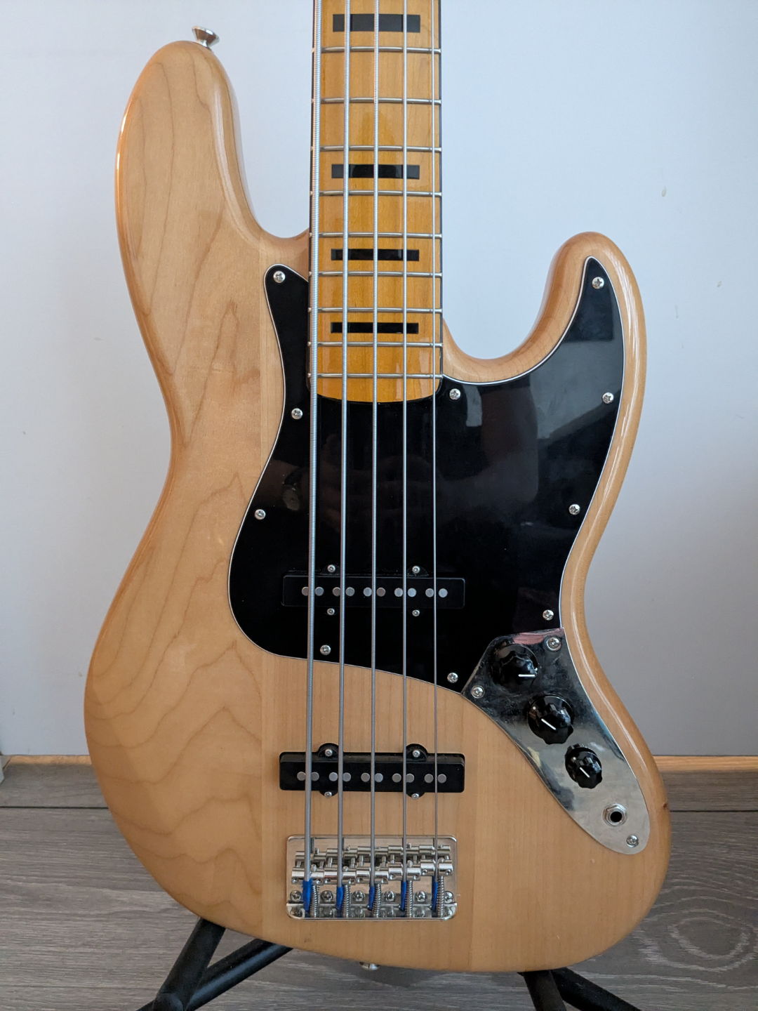 Squier 5-string Jazz Bass + Fender gig bag - photo 2
