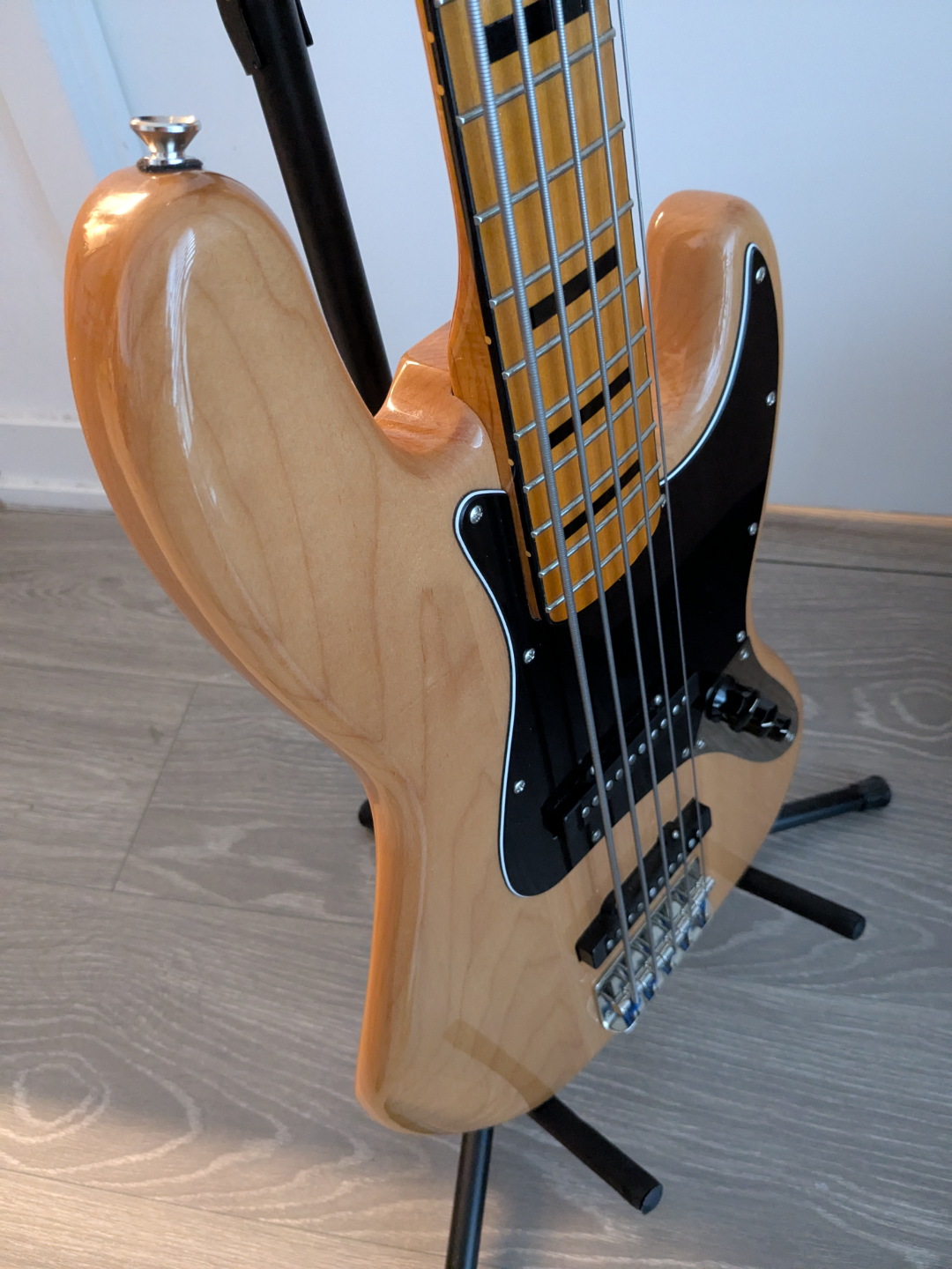 Squier 5-string Jazz Bass + Fender gig bag - photo 4