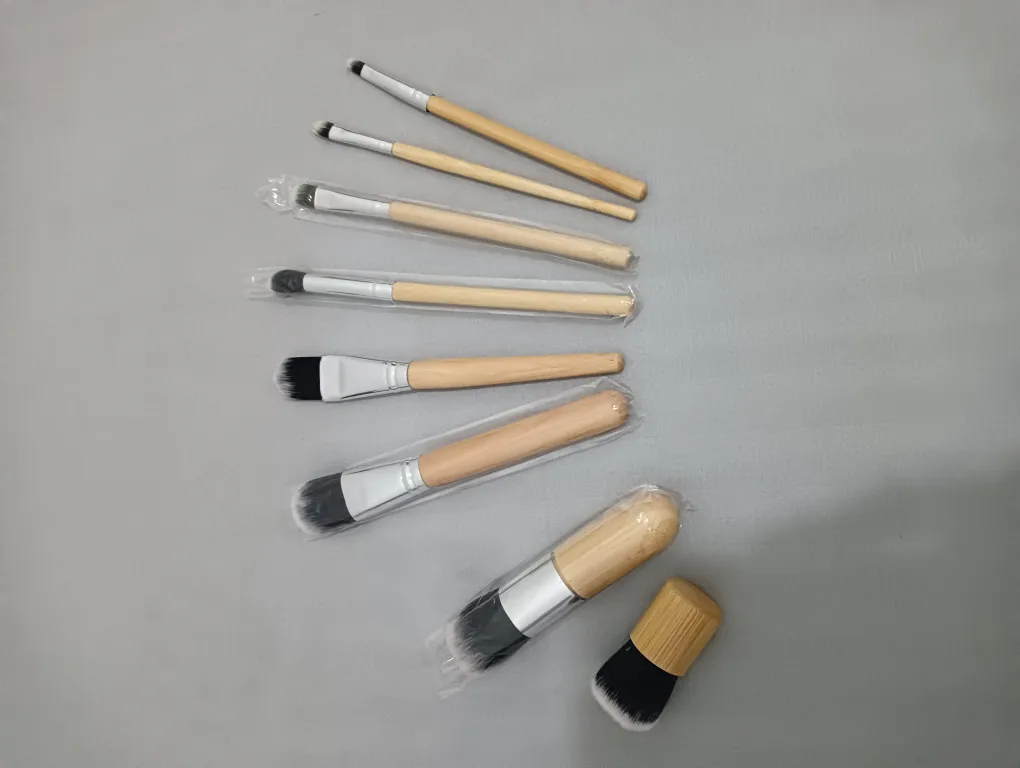Set of 8 make up brushes thumbnail