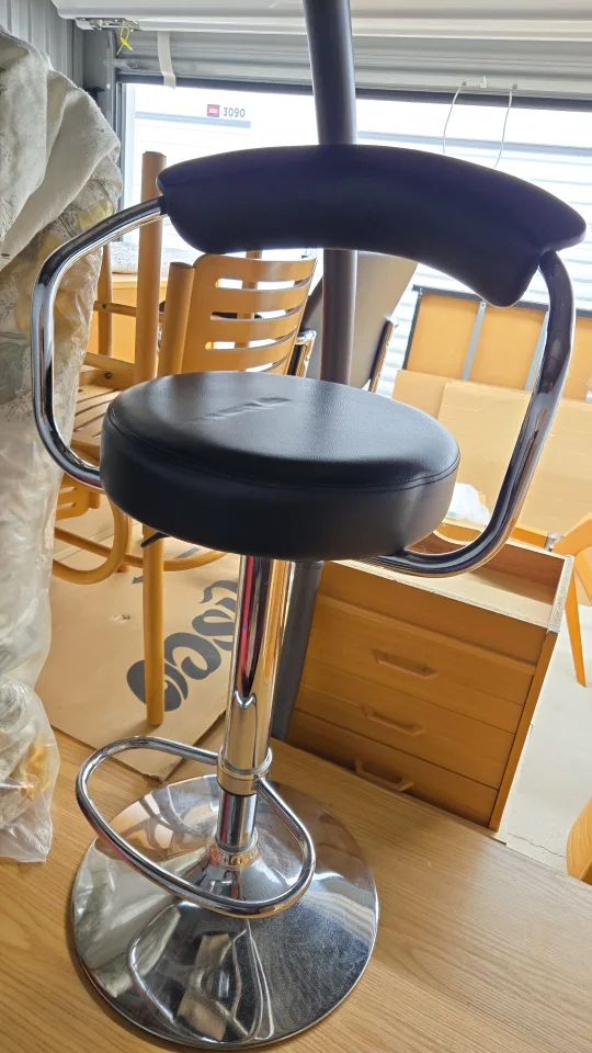 Bar stool *FREE* Must go by Friday thumbnail