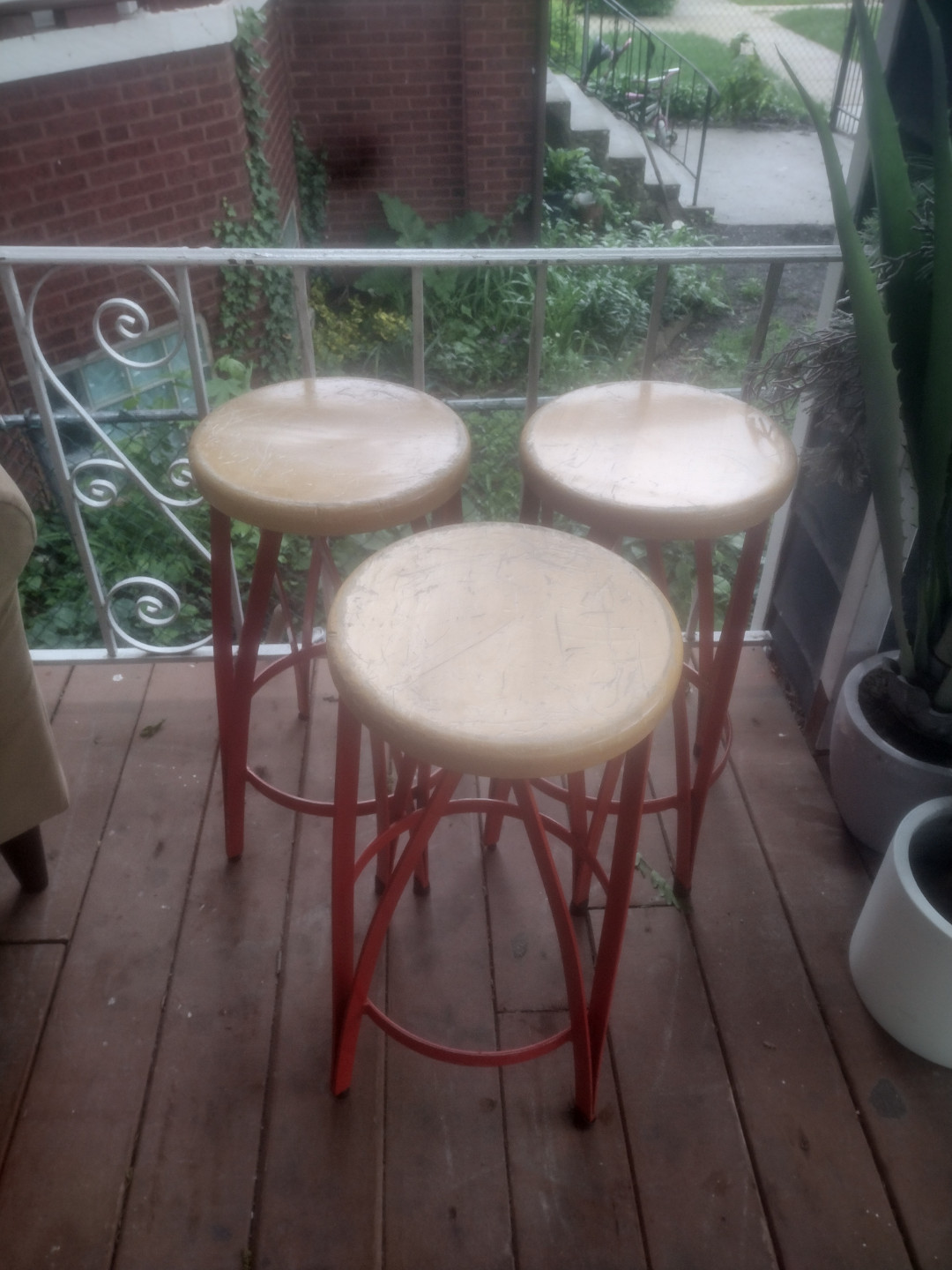 Set of 3 Red Metal and Wood Stools - photo 2