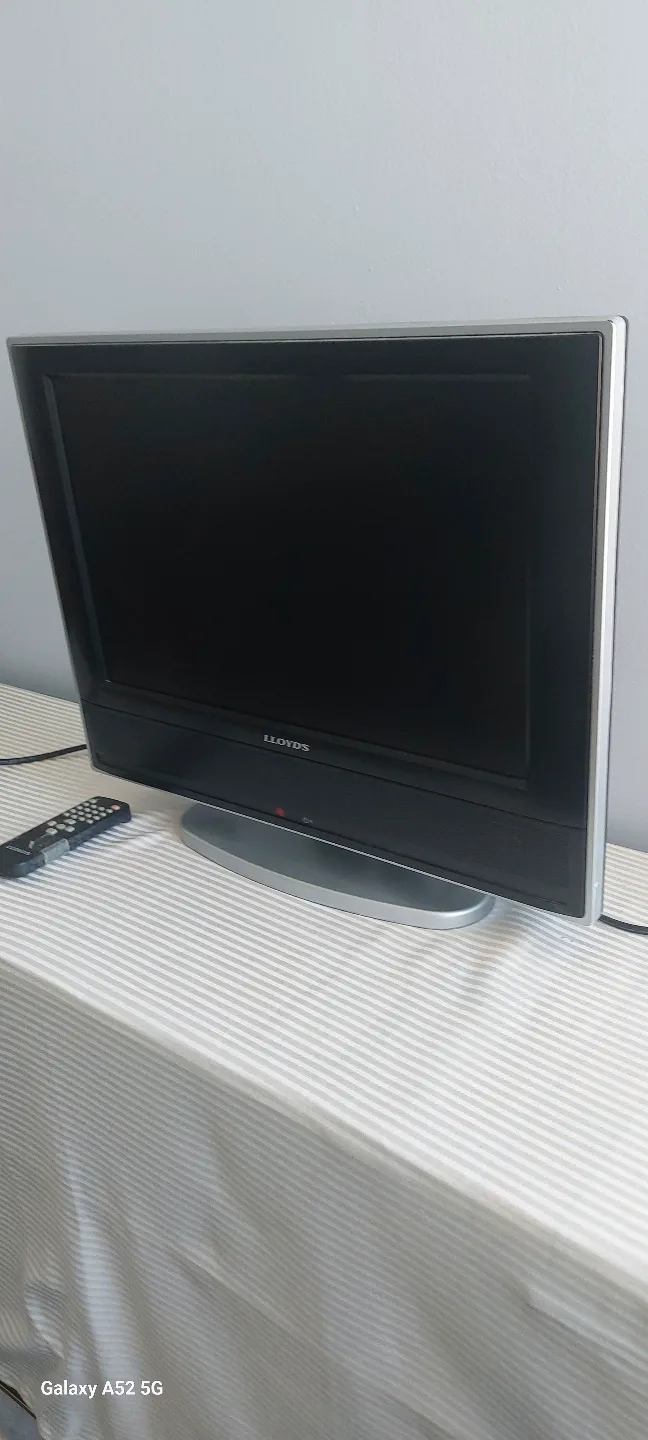 19 " Lloyd's LCD Television with Remote thumbnail