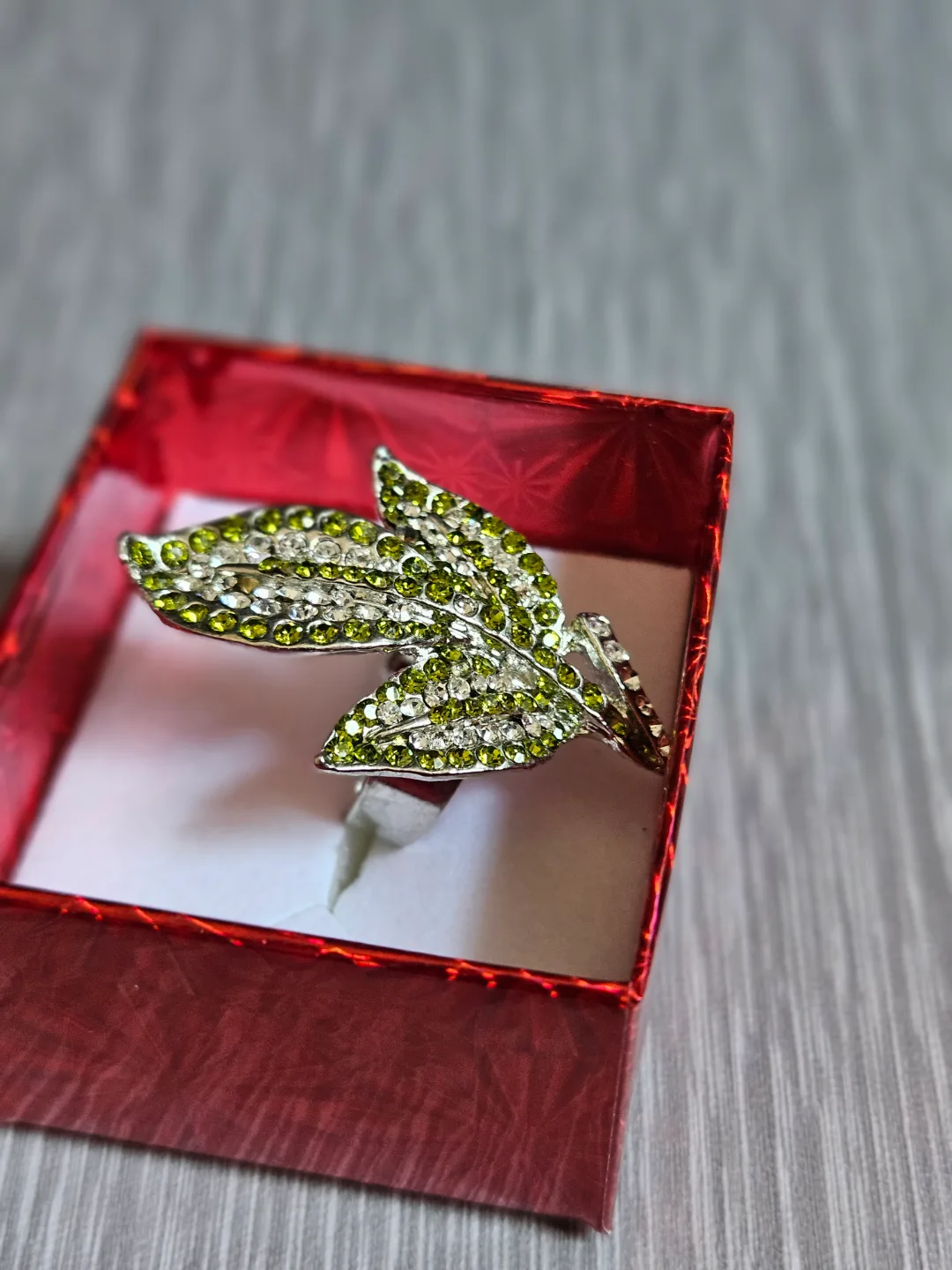 Sparkly Leaf Ring - Green and Clear Rhinestone image indicator(2)