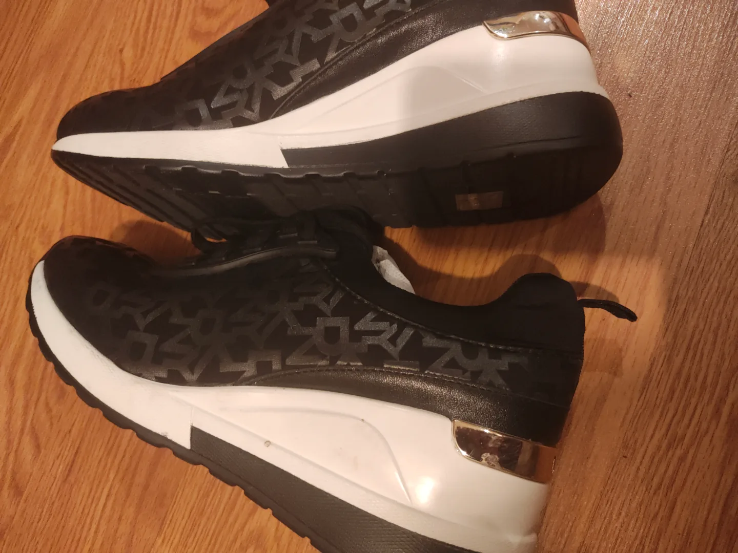 DKNY Black Sneakers - Size 7.5(sales) image indicator(5)