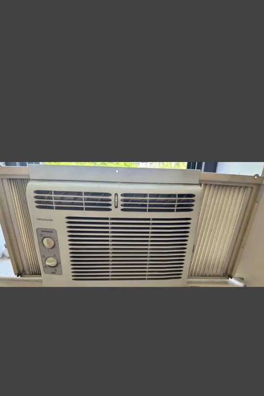 Frigidaire Window Air Conditioner Unit(Free Delivery) thumbnail