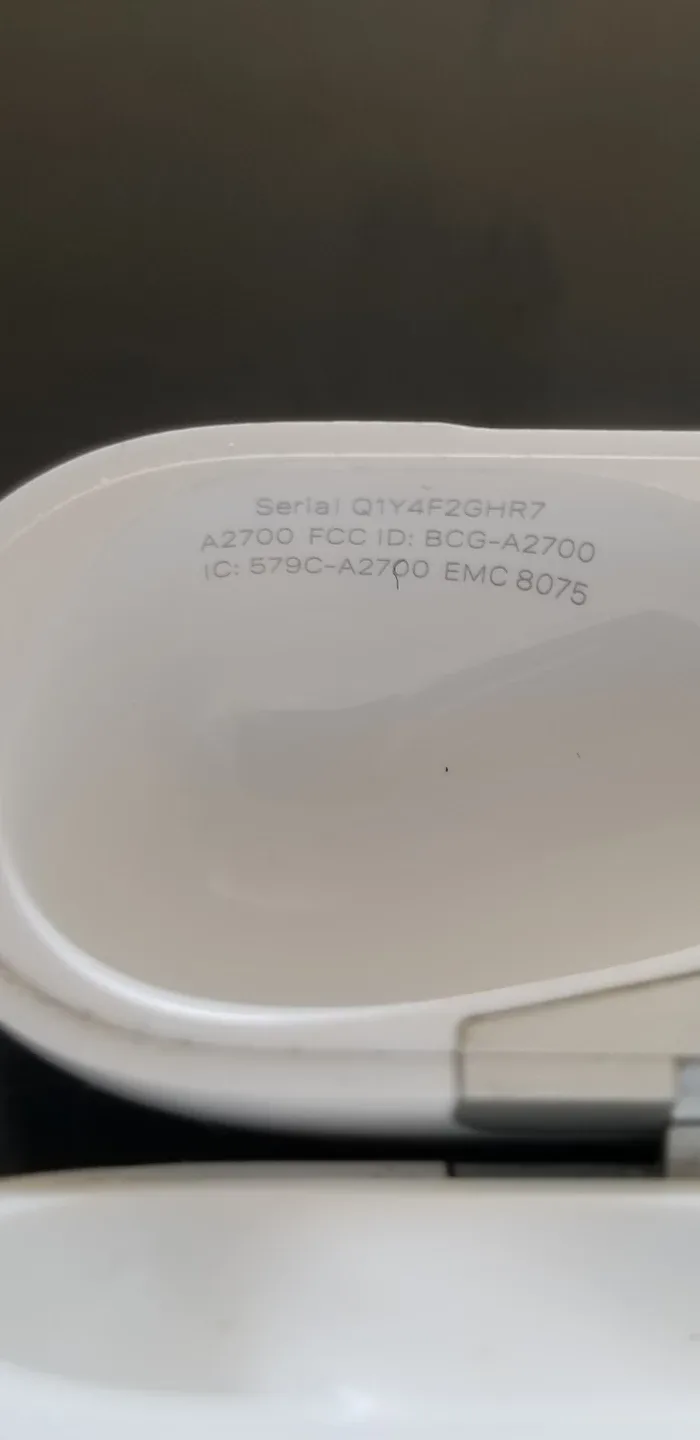 Apple AirPods Pro 2nd gen Charging Case image indicator(2)