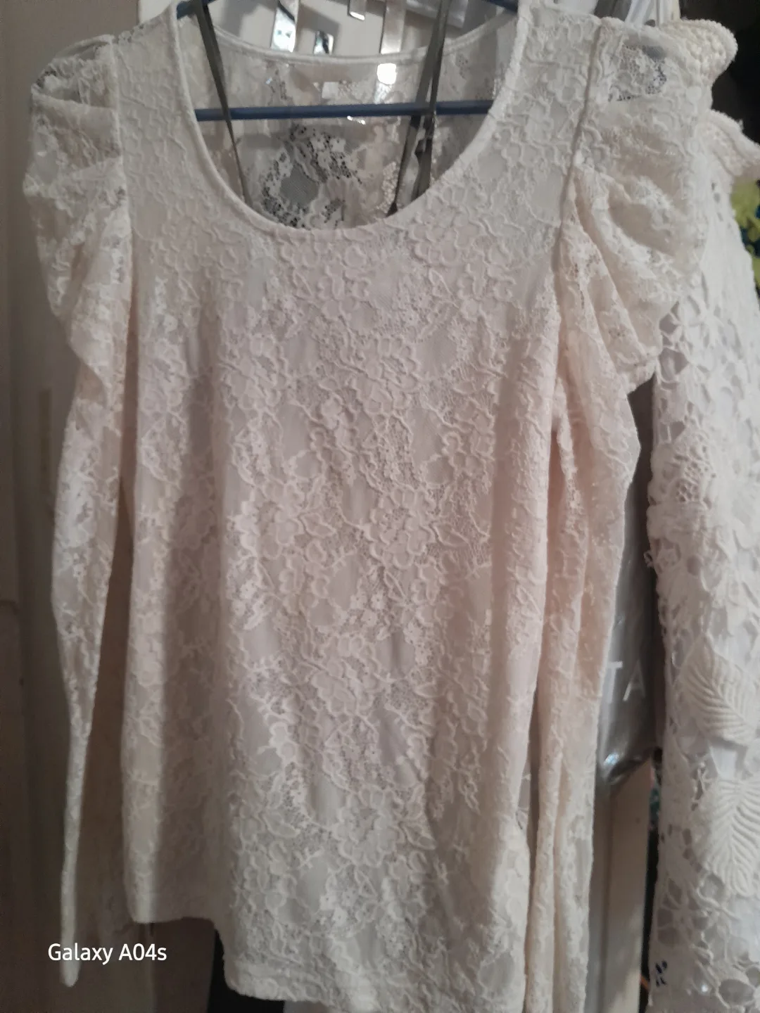 Cream-coloured Lace Top and Skirt Set image indicator(3)