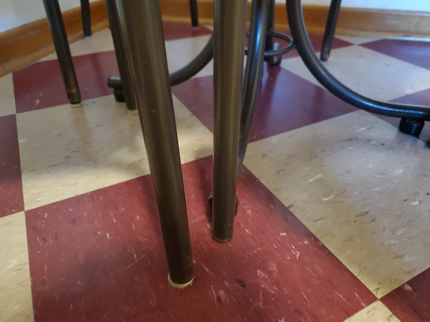 Round kitchen table and four chairs - photo 5