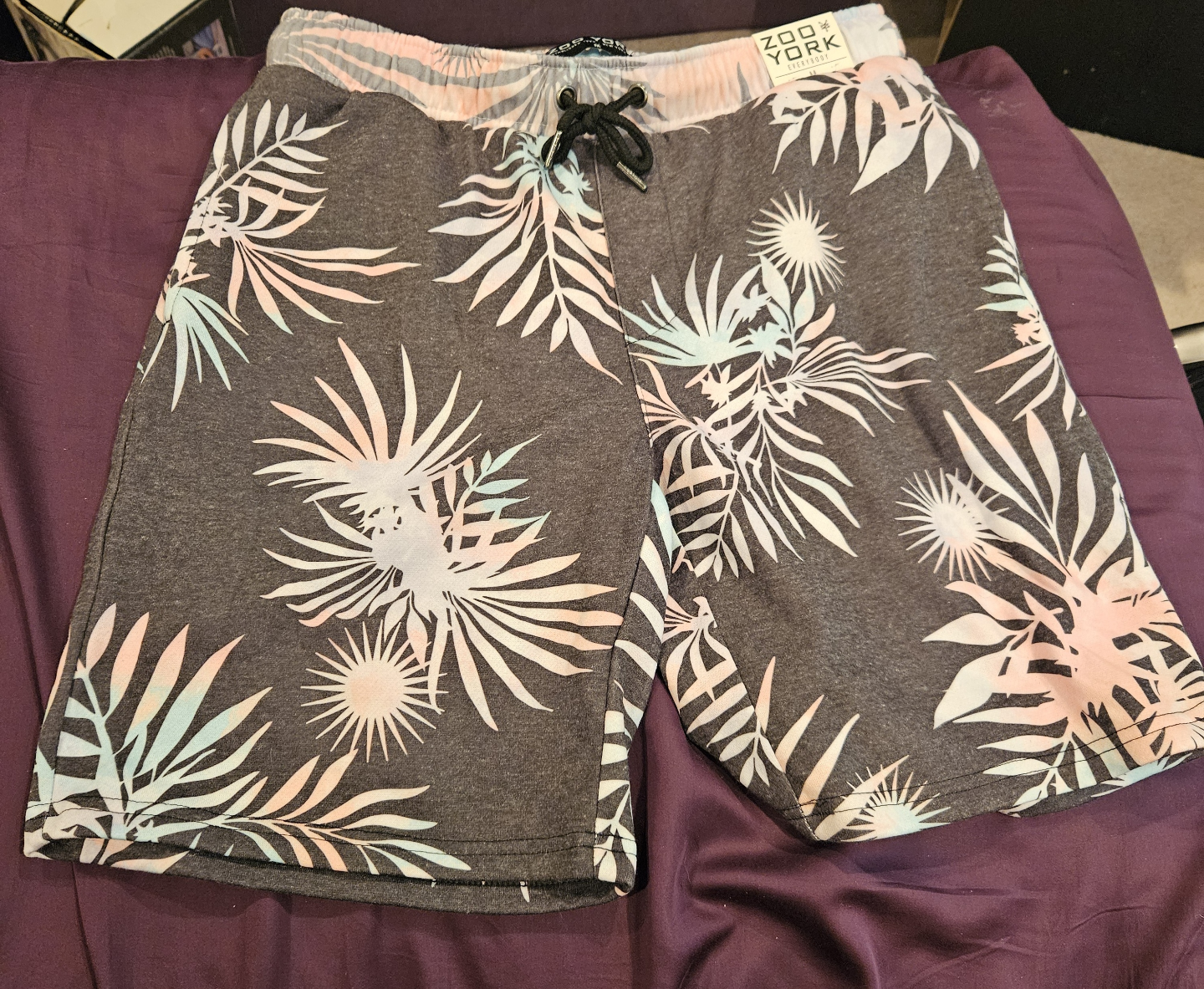 Zoo York Men's Medium Tropical Print Shorts