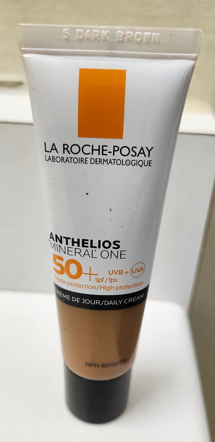 La Roche-Posay Anthelios Mineral Sunscreen SPF 50+ Dark Brown thumbnail
