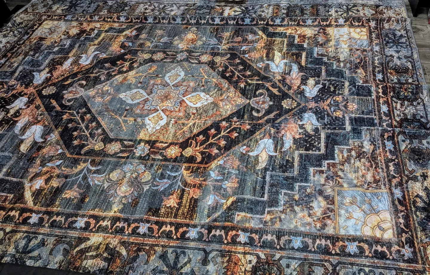 Beautiful Vintage-Style Area Rug (8ft x 10ft) thumbnail